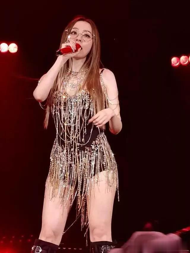 张靓颖是彻底豁出去了放飞自我了