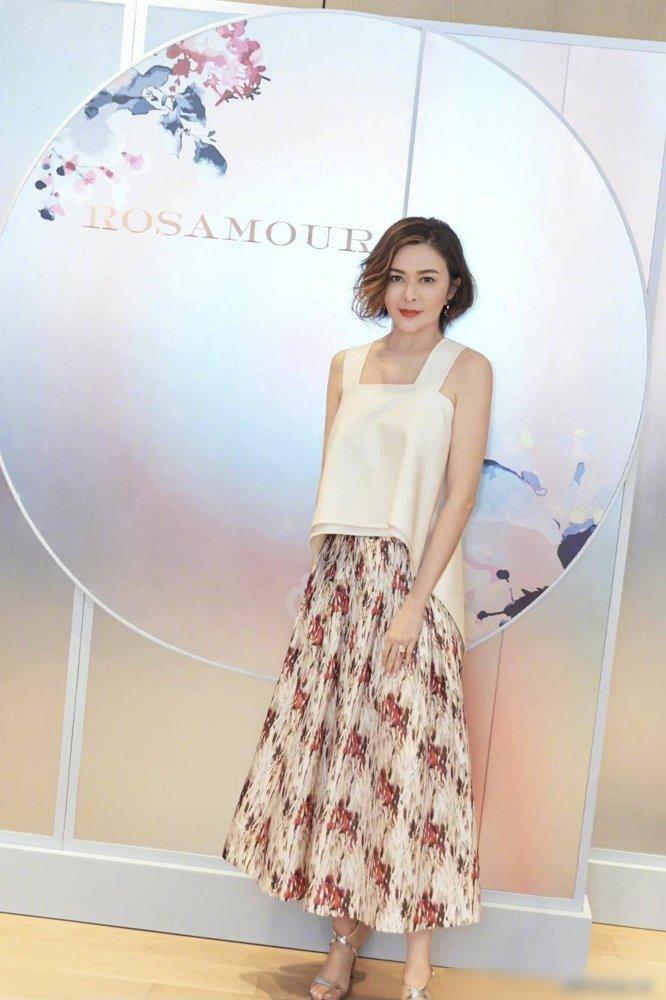 关之琳真不服老,穿一身黑低调亮相,没想到“蕾丝裤”才是王炸