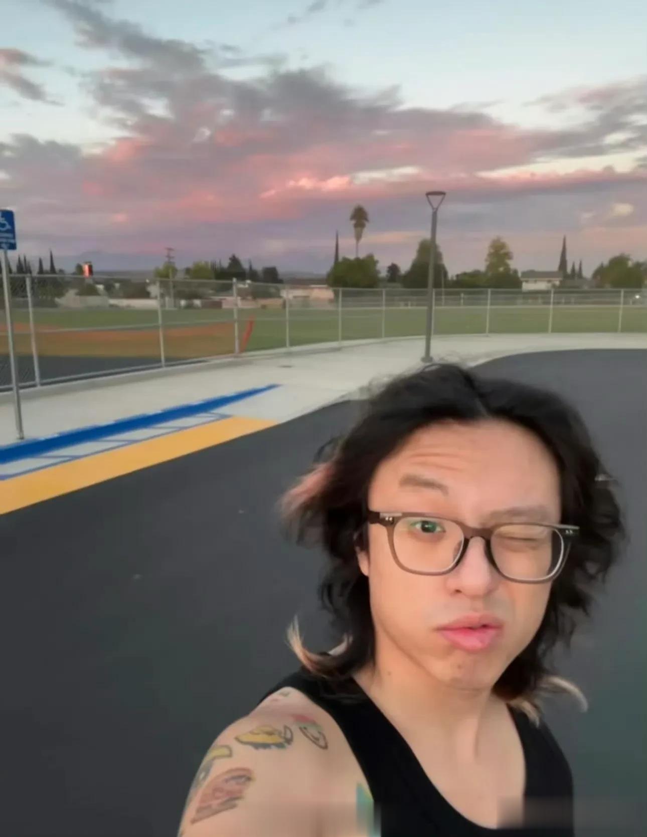 27岁歌手文博在美国出车祸去世!现场照曝光,母亲悲痛发出讣告