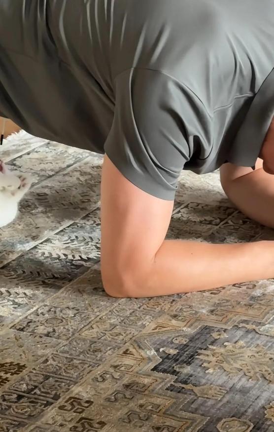 张馨予晒广州豪宅内景,老公何捷在客厅健身撸猫,37岁一身腱子肉