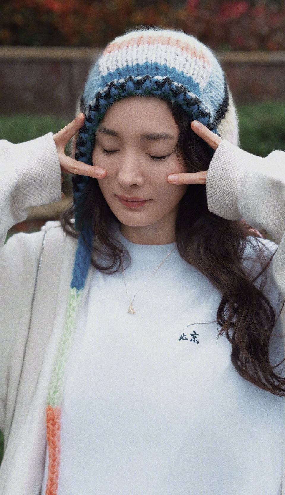 杨幂分享长白山游玩照，穿搭休闲简约，剪刀手姿势拍照尽显俏皮！