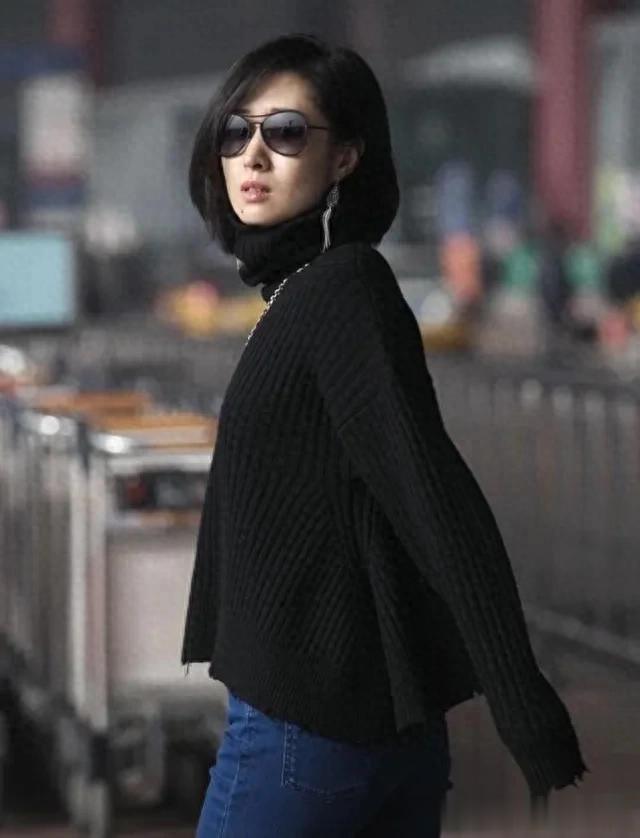 刘敏涛剪了波波头年轻25岁！穿高领毛衣+牛仔裤，气质出众！