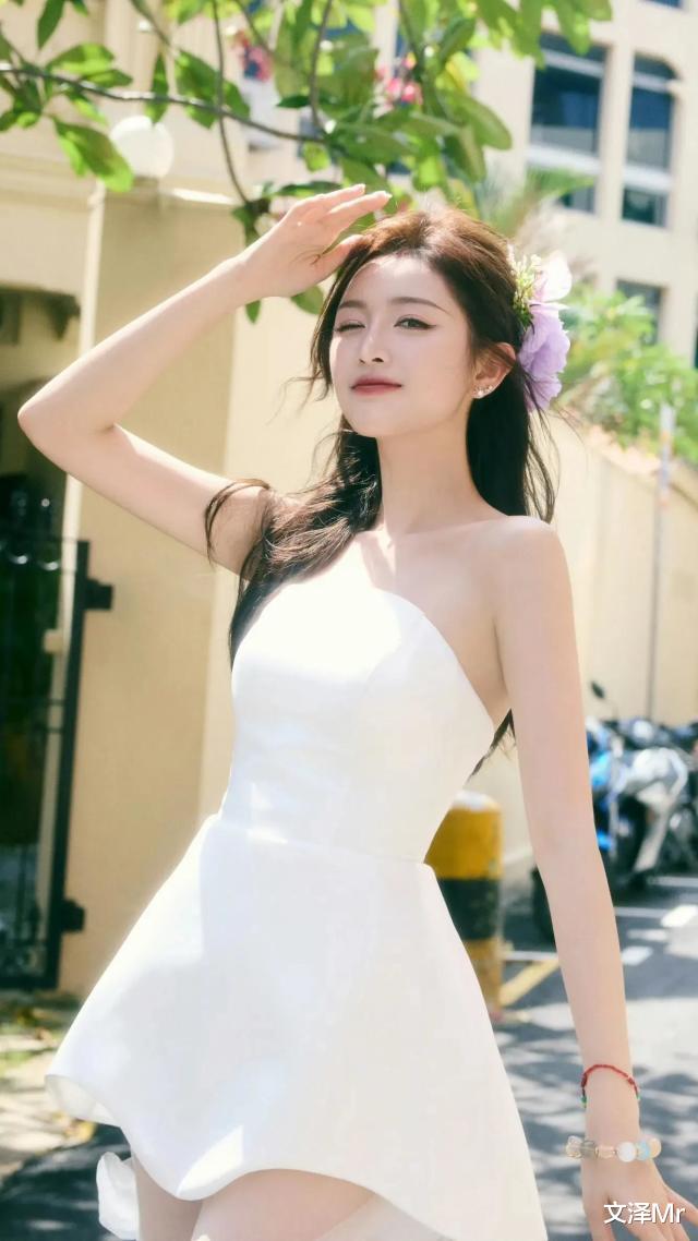 吴宣仪一袭白色抹胸短裙，仿佛是夏日里的纯白仙女