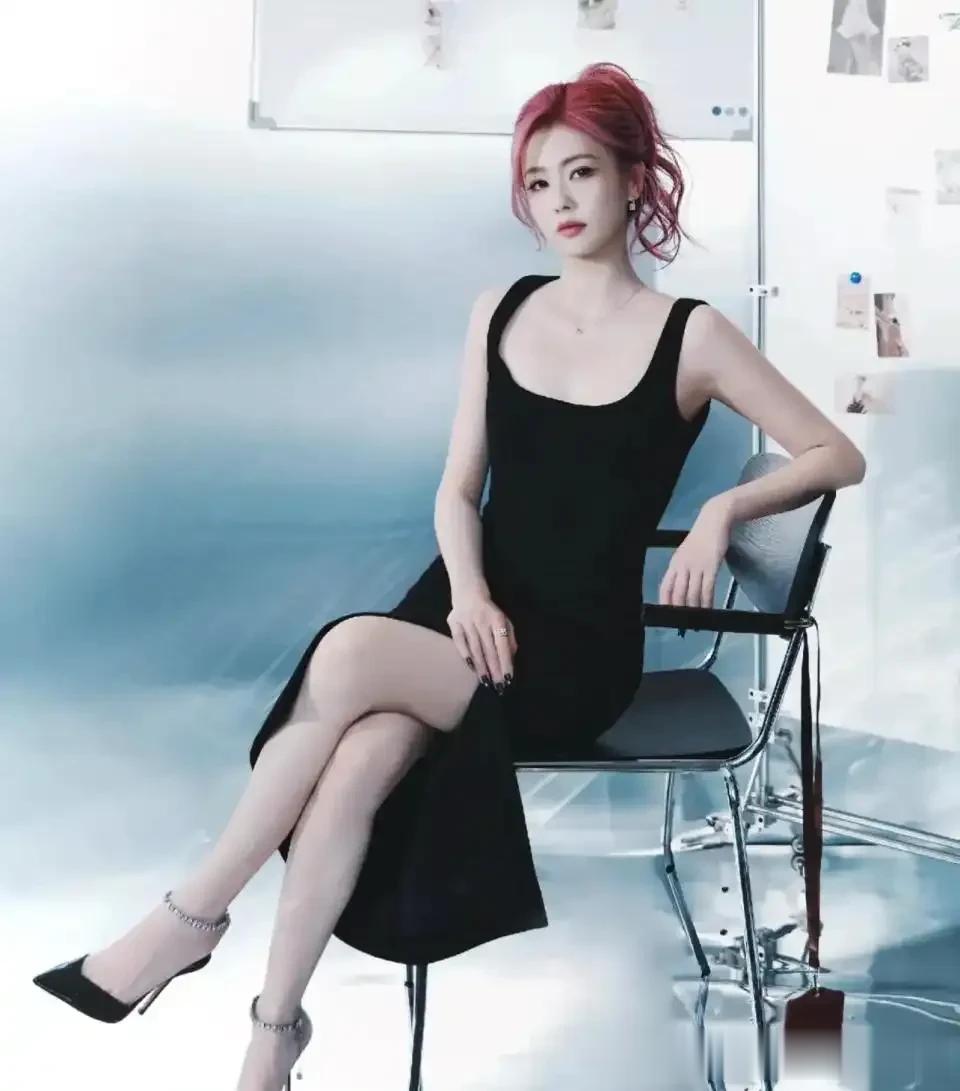 白鹿换了新发色变身“粉色芭比”，穿粉色V领针织开衫，高级显贵