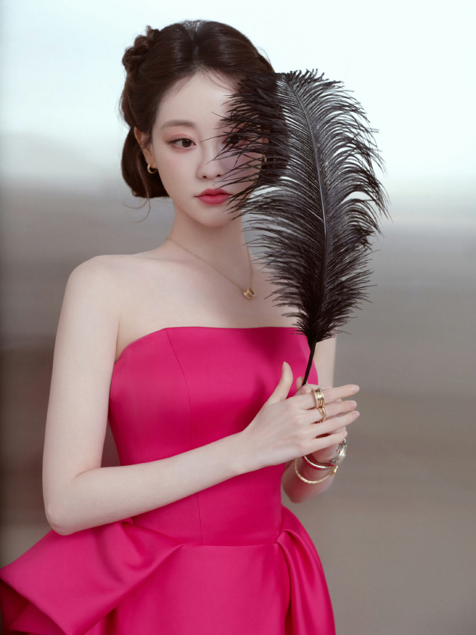 祝绪丹这身红色齐肩抹胸长裙好有仙气。