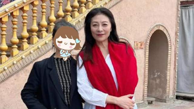 岳红新疆被偶遇，抗癌20多年状态很好，穿着简单大方越老越好看