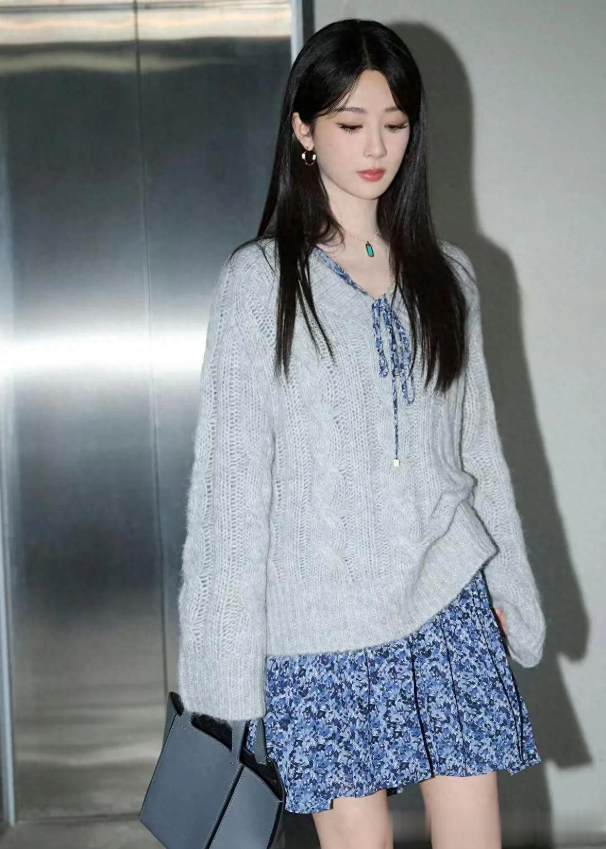 杨紫越来越时髦!灰色毛衣+碎花裙+长筒靴,洋气又高级!