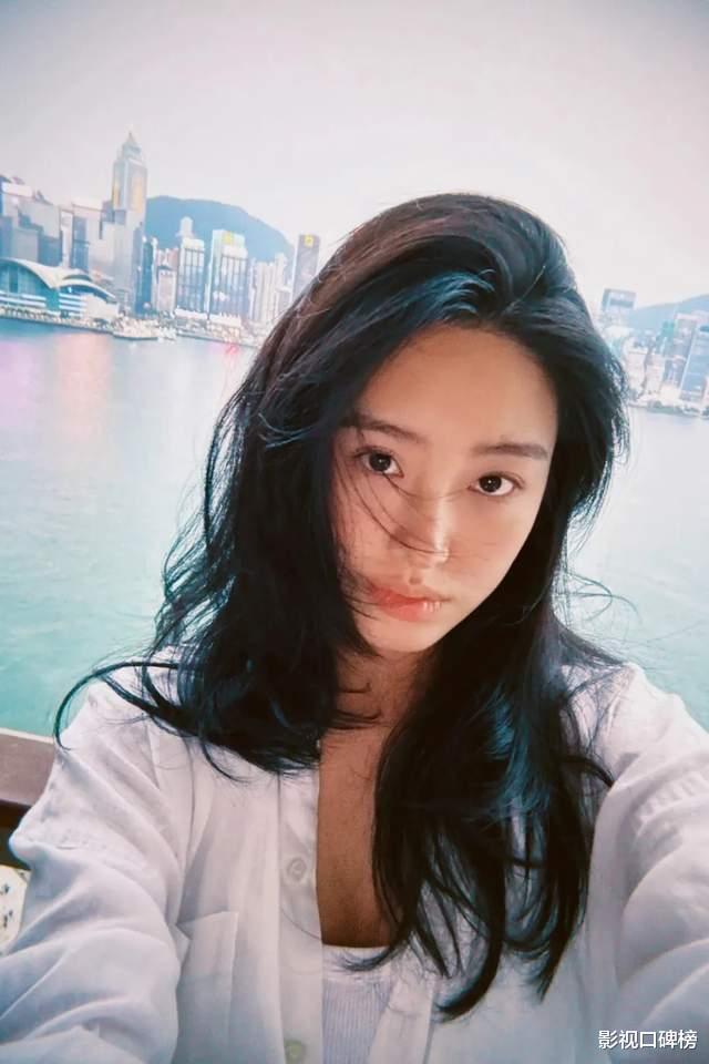 杨采钰晒产后美照，被扒出在高端的月子中心，有些憔悴与疲惫