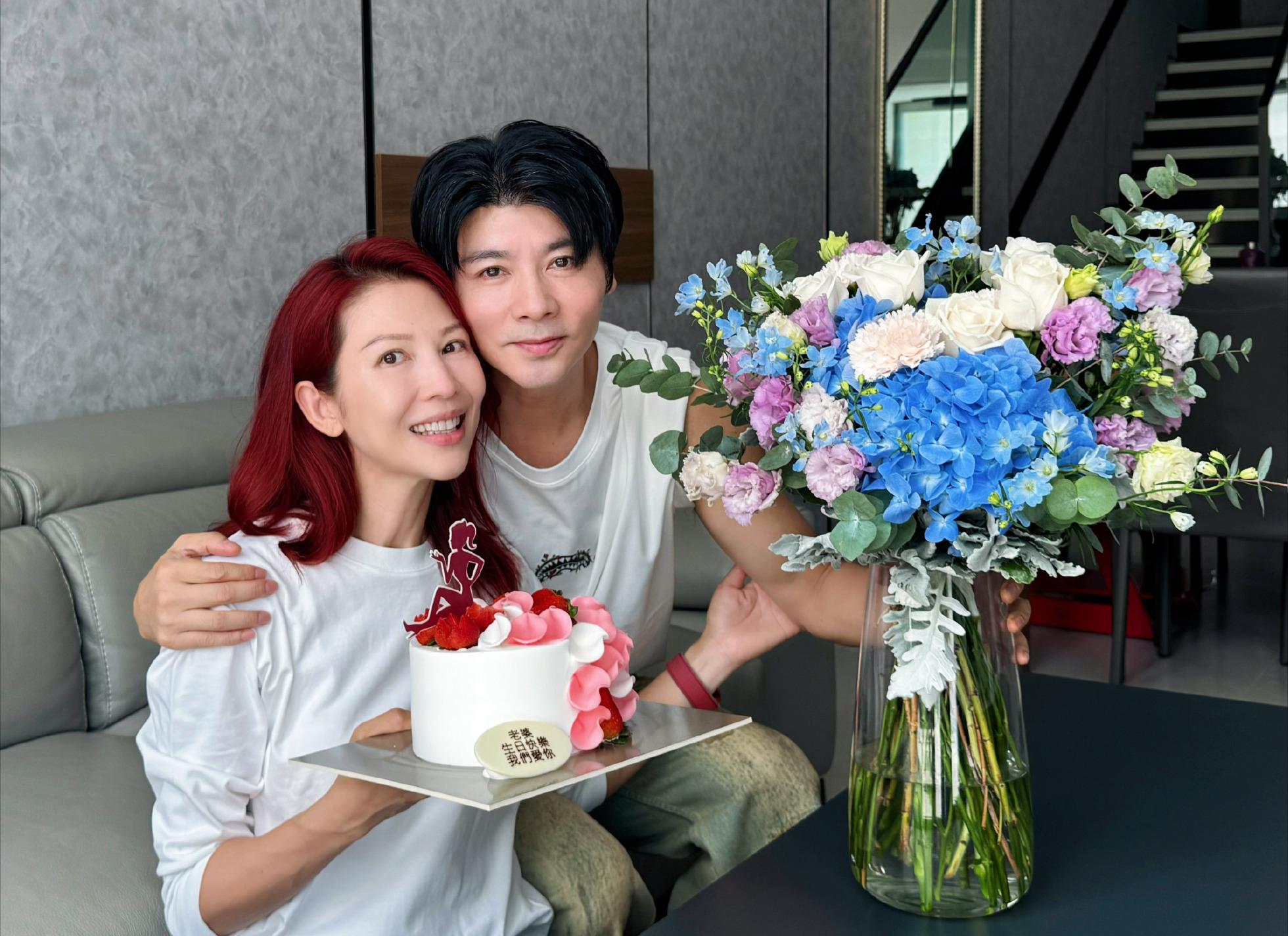 蔡少芬庆祝52岁生日，三个孩子齐出镜！女儿都像妈，儿子像张晋