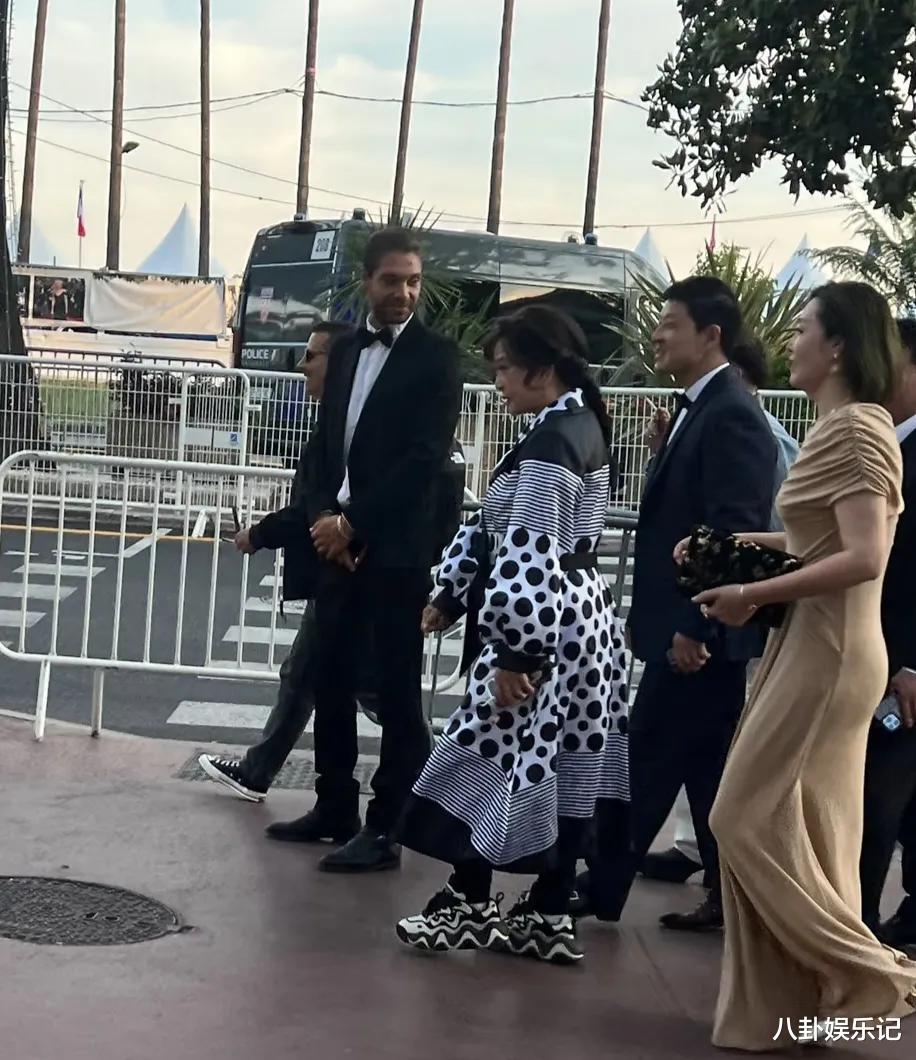 刘晓庆现身戛纳街头！一身黑白波点连衣裙被嘲土，气场却很强大