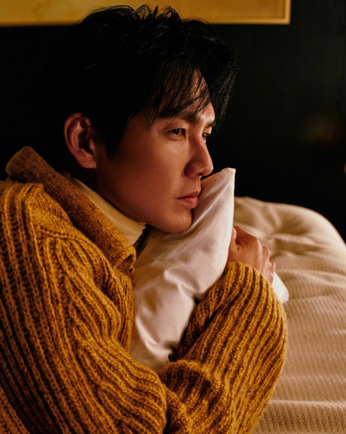 钟汉良带妻子现身米兰,51岁身形很有少年感,老婆出镜与他超般配