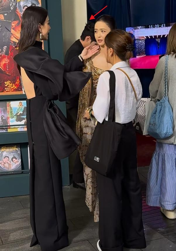 宋佳撩佟丽娅的脸，有谁注意身后的张若昀？网友：我承认我嫉妒了