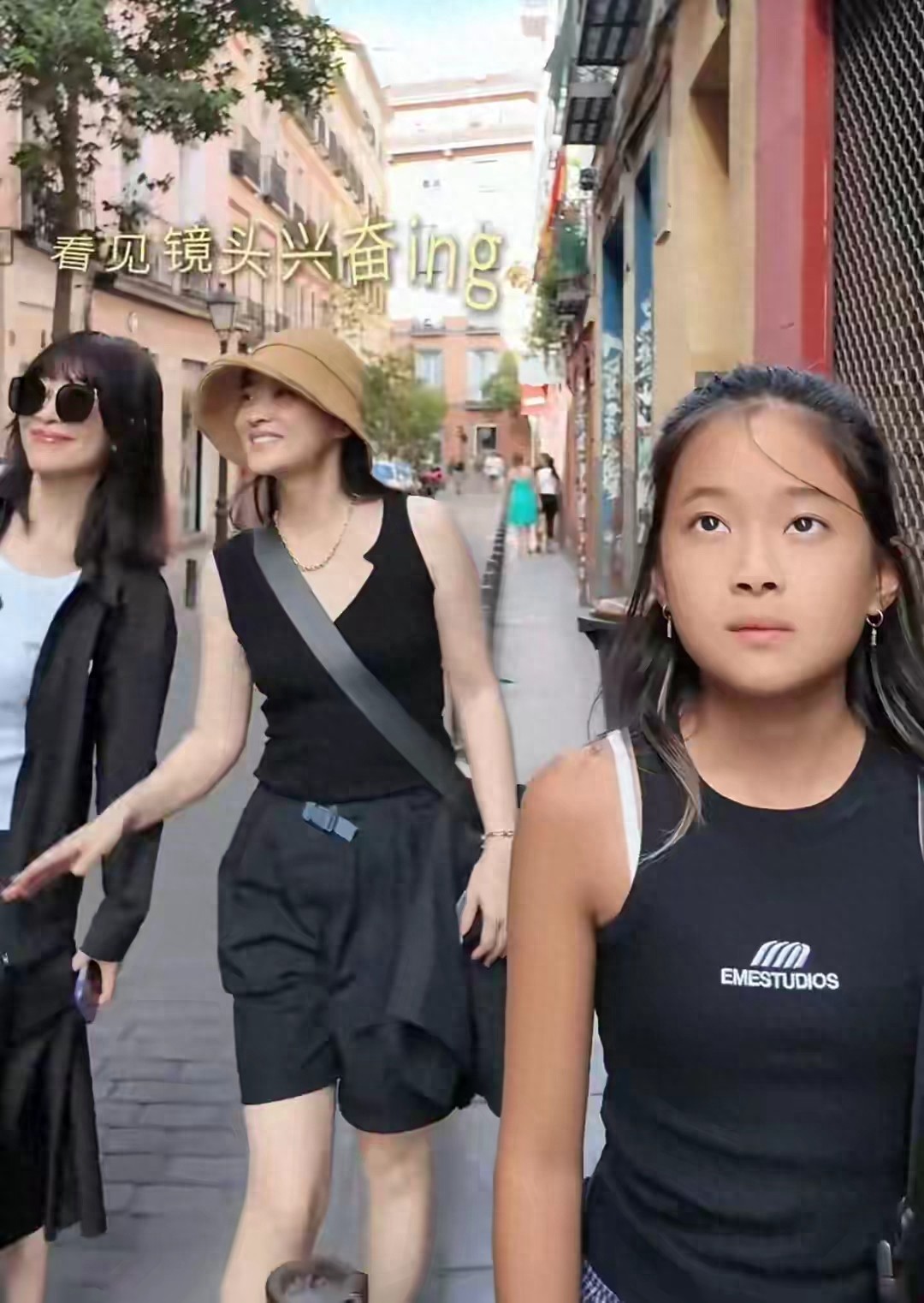 梅婷带老公野外晨跑,穿件单衣抱大树疗愈,50岁素颜显老有双下巴