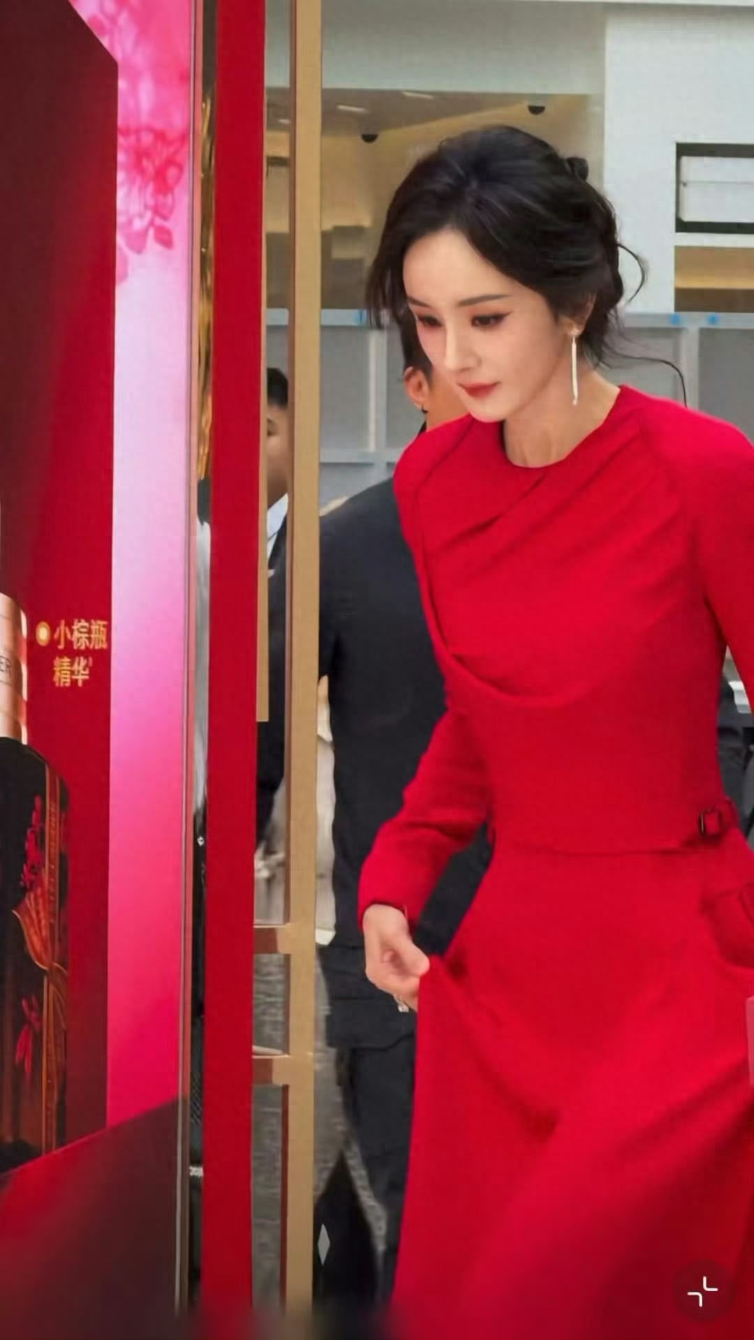 太美了太美了！杨幂深圳出席线下活动，一袭红裙盘发，优雅又大气