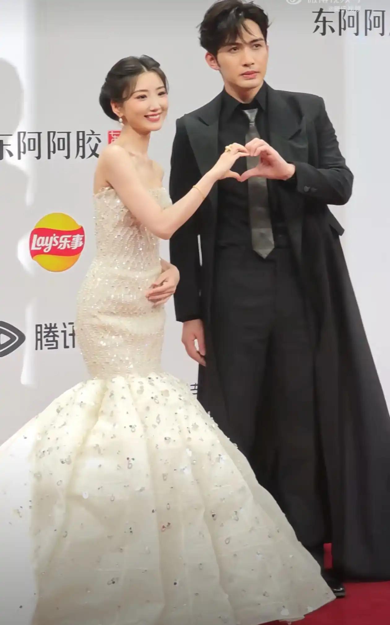 这一夜宋佳像猛虎下山！穿旗袍美到脚趾尖完全不顾倪妮赵露思死活