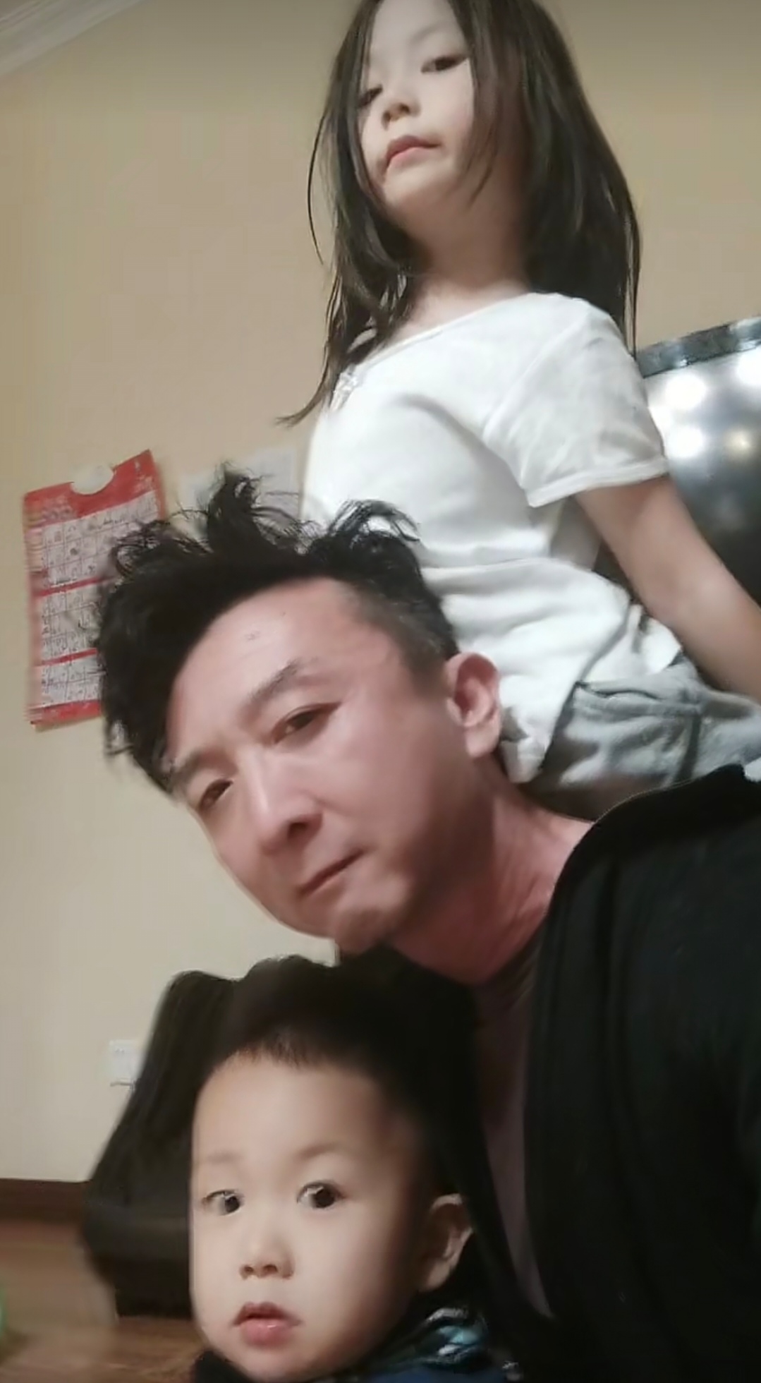 青翼蝠王韦一笑扮演者刘长生元旦尽享天伦之乐，小儿子迎三胎