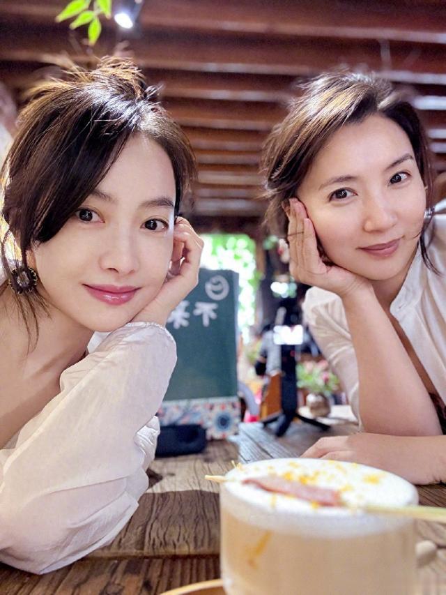 38岁宋茜穿薄纱裙现身海边!深V吊带好有料,皮肤紧致又白似少女