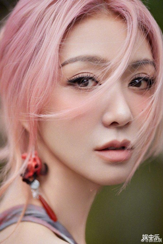 薛凯琪演唱会薄纱裙大秀美背：瘦到肋骨清晰可见引粉丝心疼