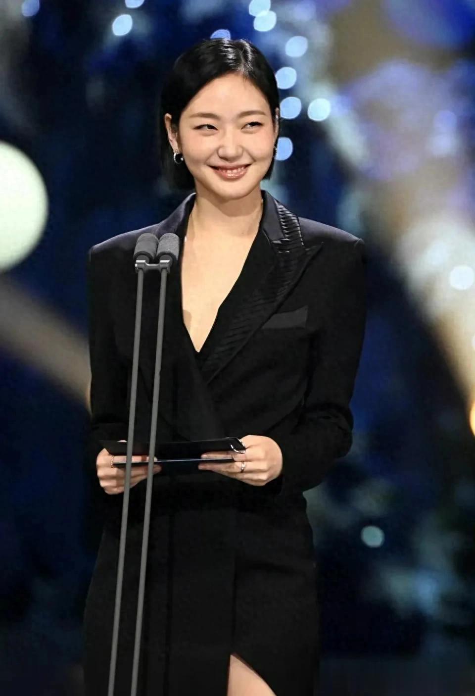 金高银开启气质“开挂模式”，穿黑色西装长裙秀美腿，单眼皮也美