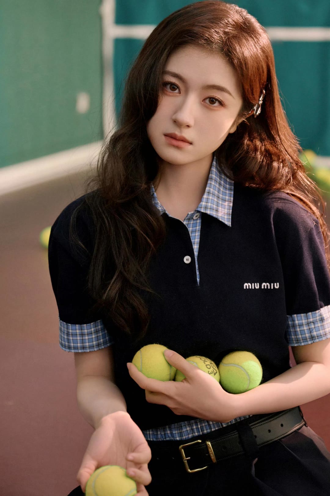 李兰迪发丝缀花，眼眸藏着温柔