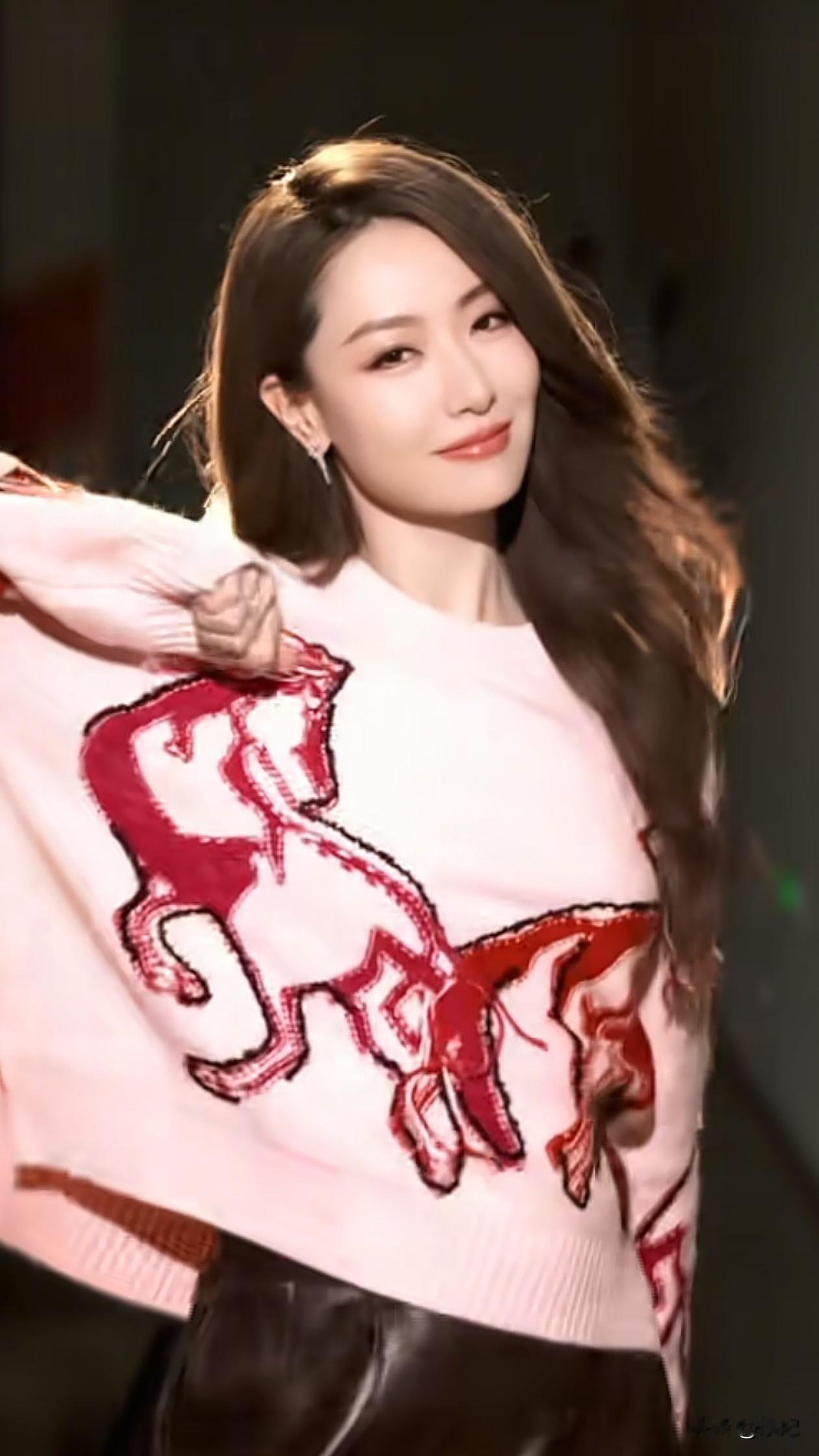 39岁白冰跳手势舞:微卷发+毛衣+皮裙,洋气又优雅,嫩得像小姑娘