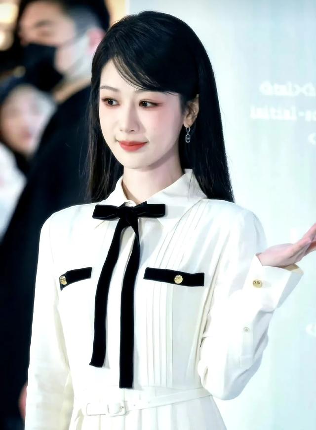 赵丽颖得罪造型师了？给她穿像“窗帘”的裙子，网友都看不过眼了