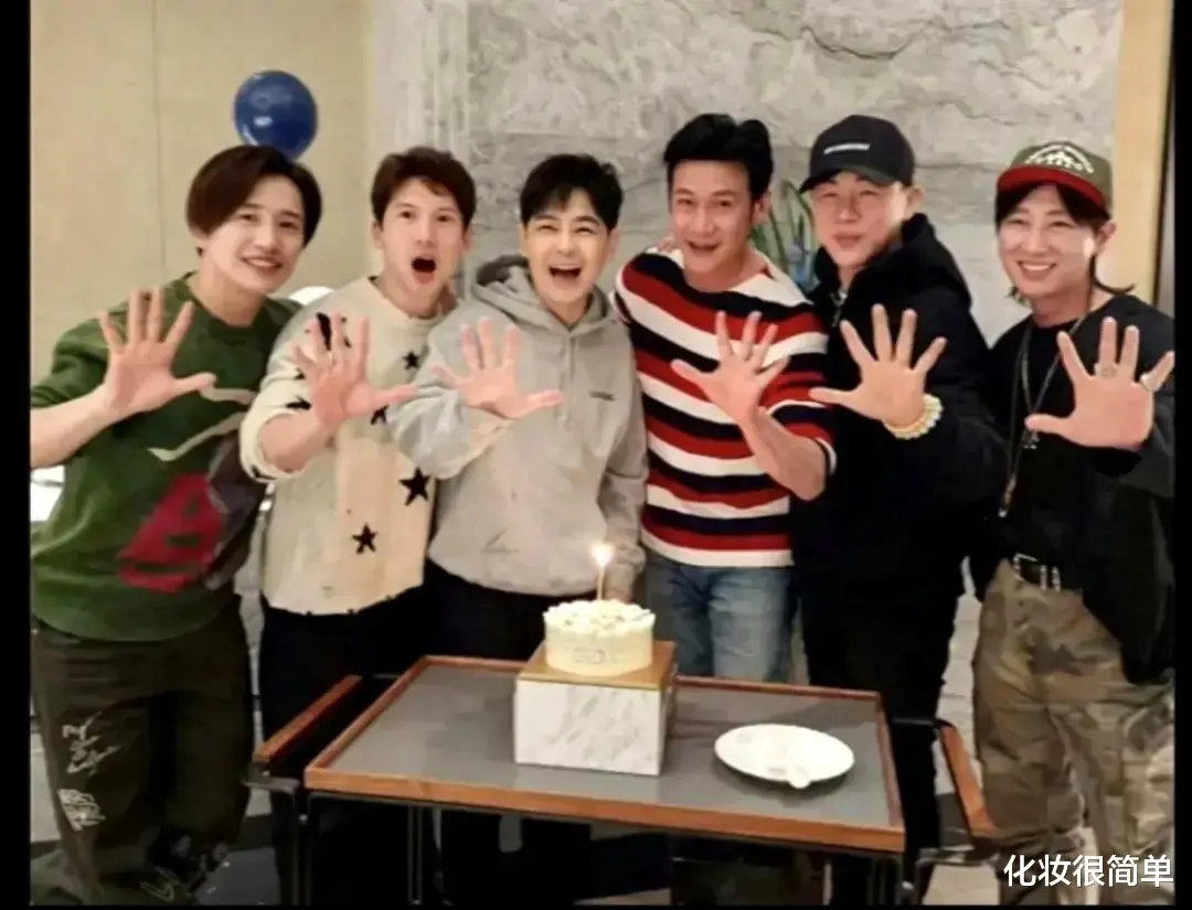 50岁陆毅和52岁林志颖同框，终于明白，奶油美男和花美男差距多大