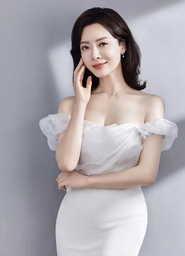 48岁陈数亮相活动，小肚子引发讨论？优雅气质仍是焦点！