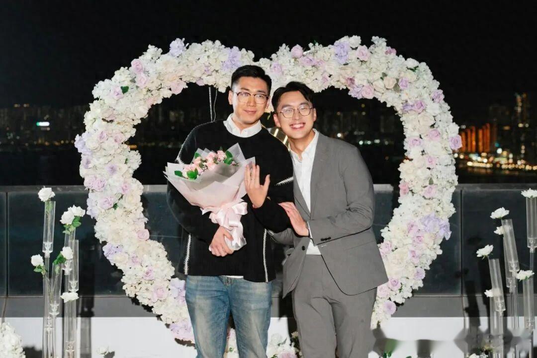 34岁新闻男主播宣布与同性密友订婚，拍拖6年情定终生：我愿意！