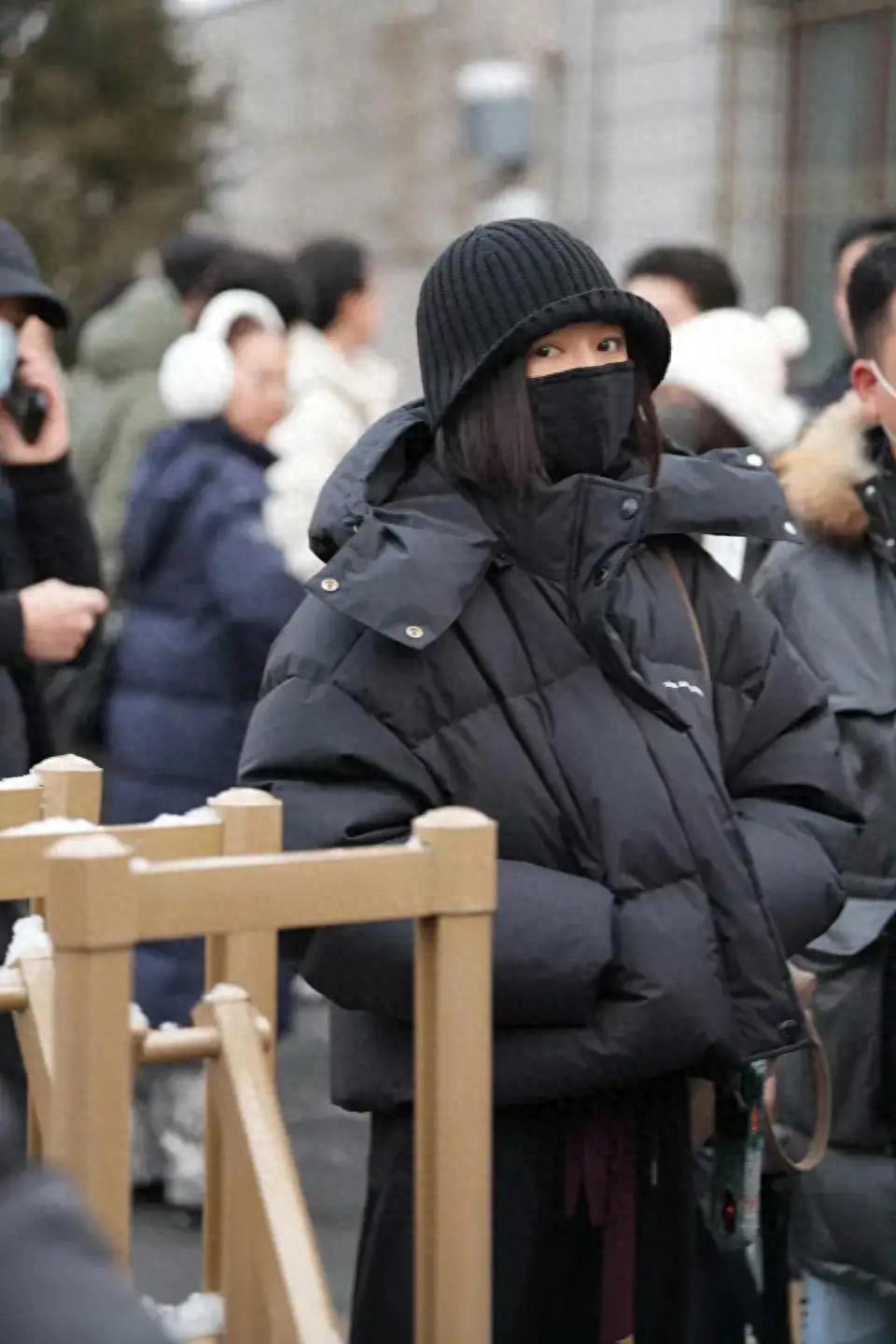 秦岚春晚彩排！身着“厚实羽绒服” 路人：裹再厚也难掩姐姐的美貌