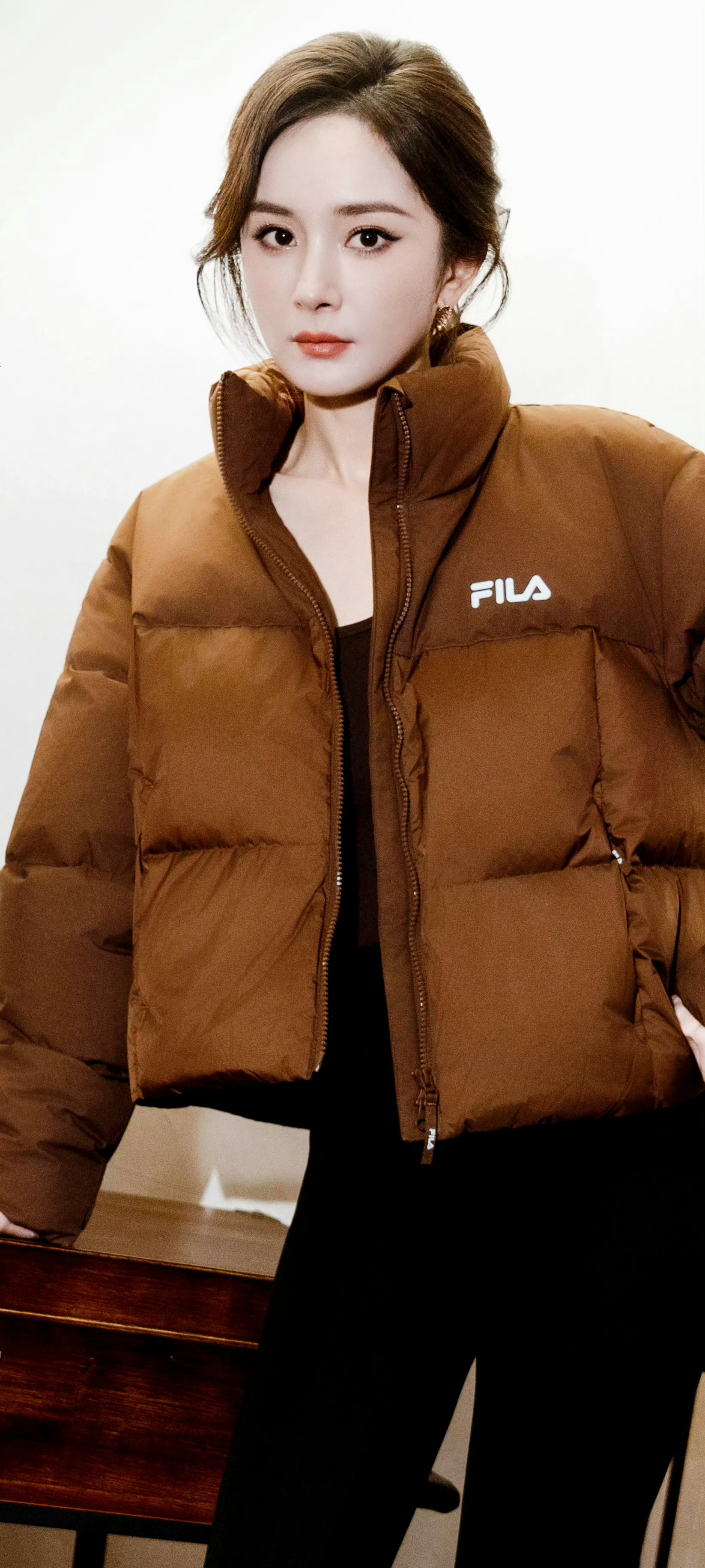 杨幂 短款羽绒服，修身长裤，这身材怎么穿都时尚