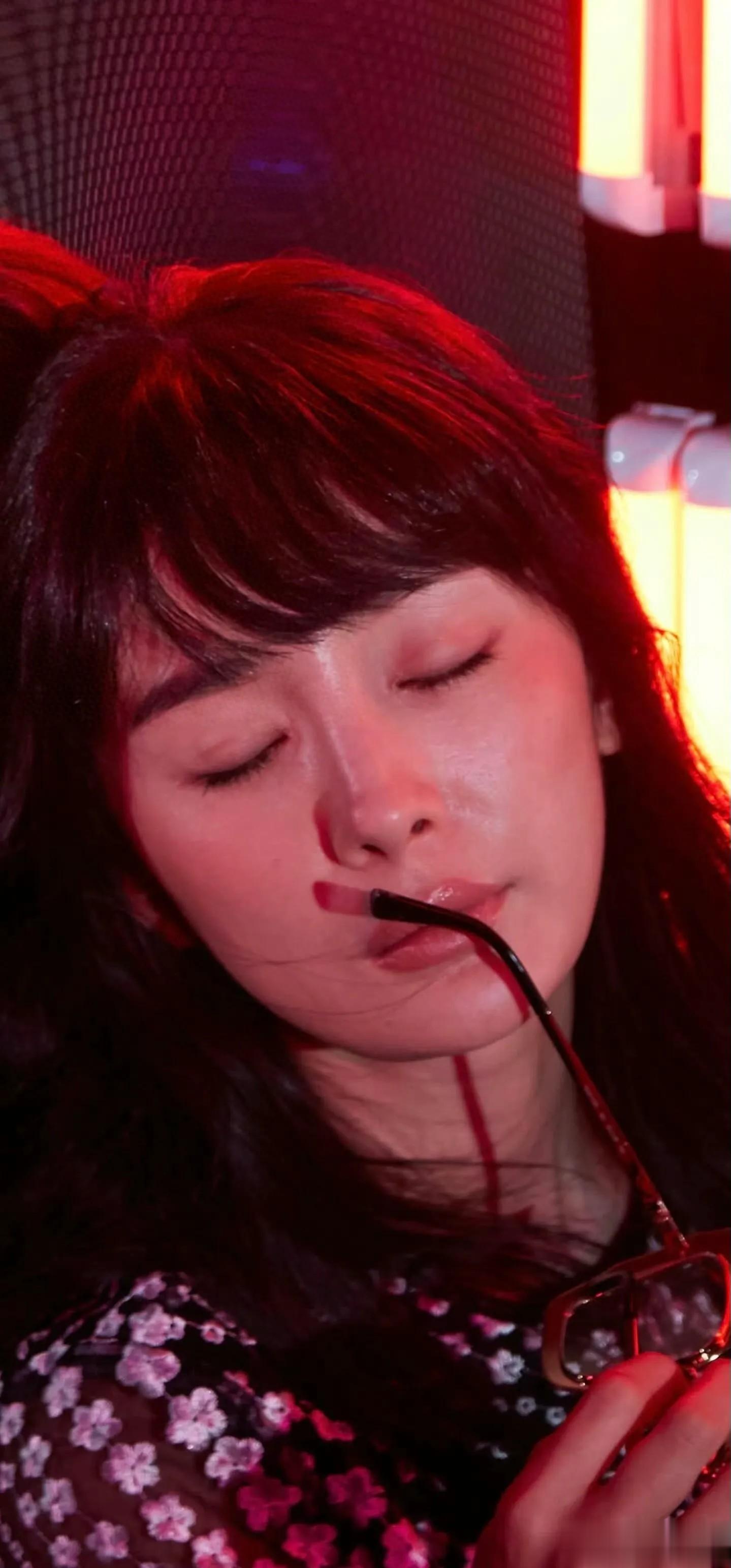 杨幂：出油的脸，格外欲……