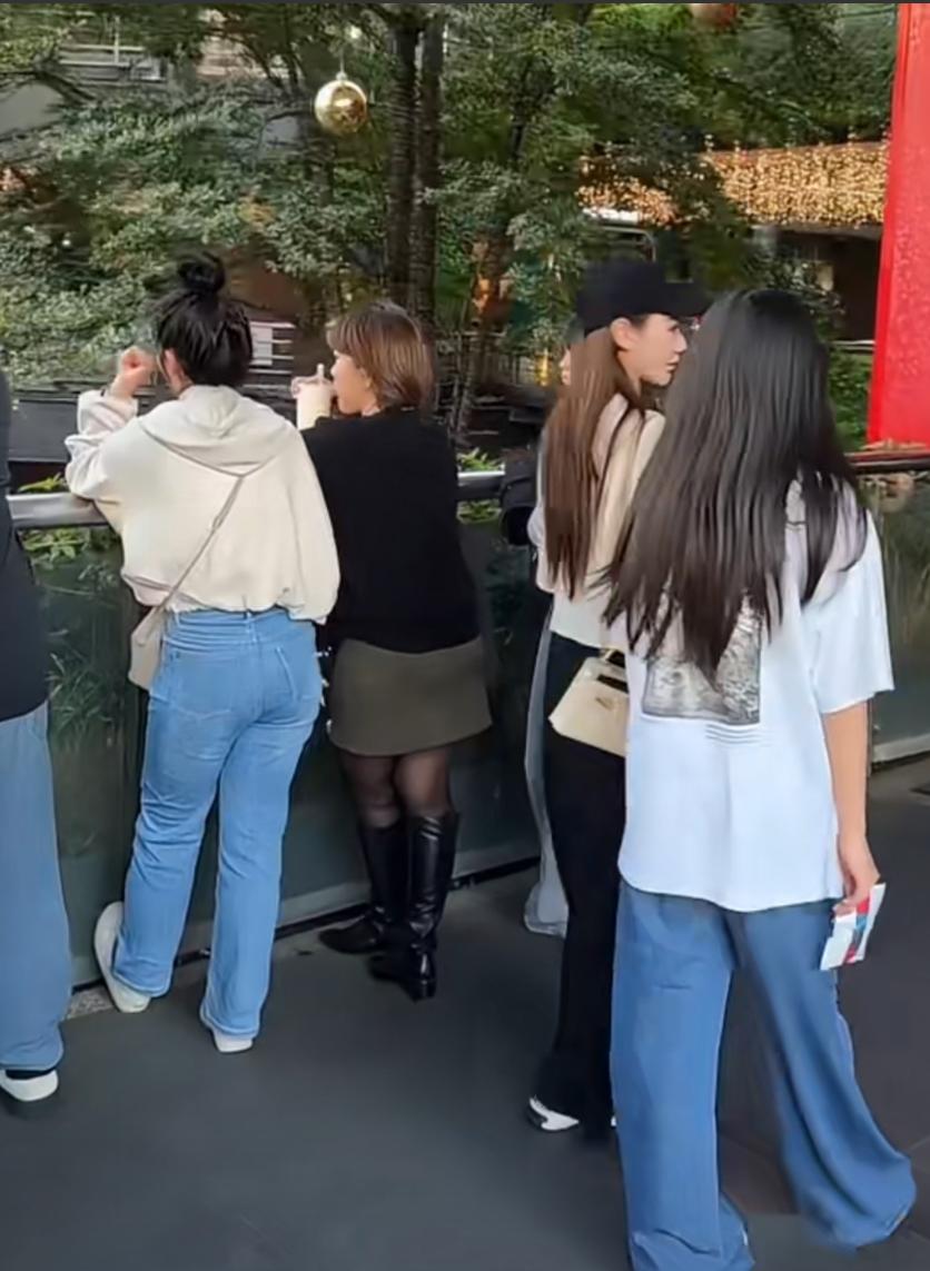 玥儿长又高了,汪小菲说:马筱梅与女儿差不多高,两人情同姐妹