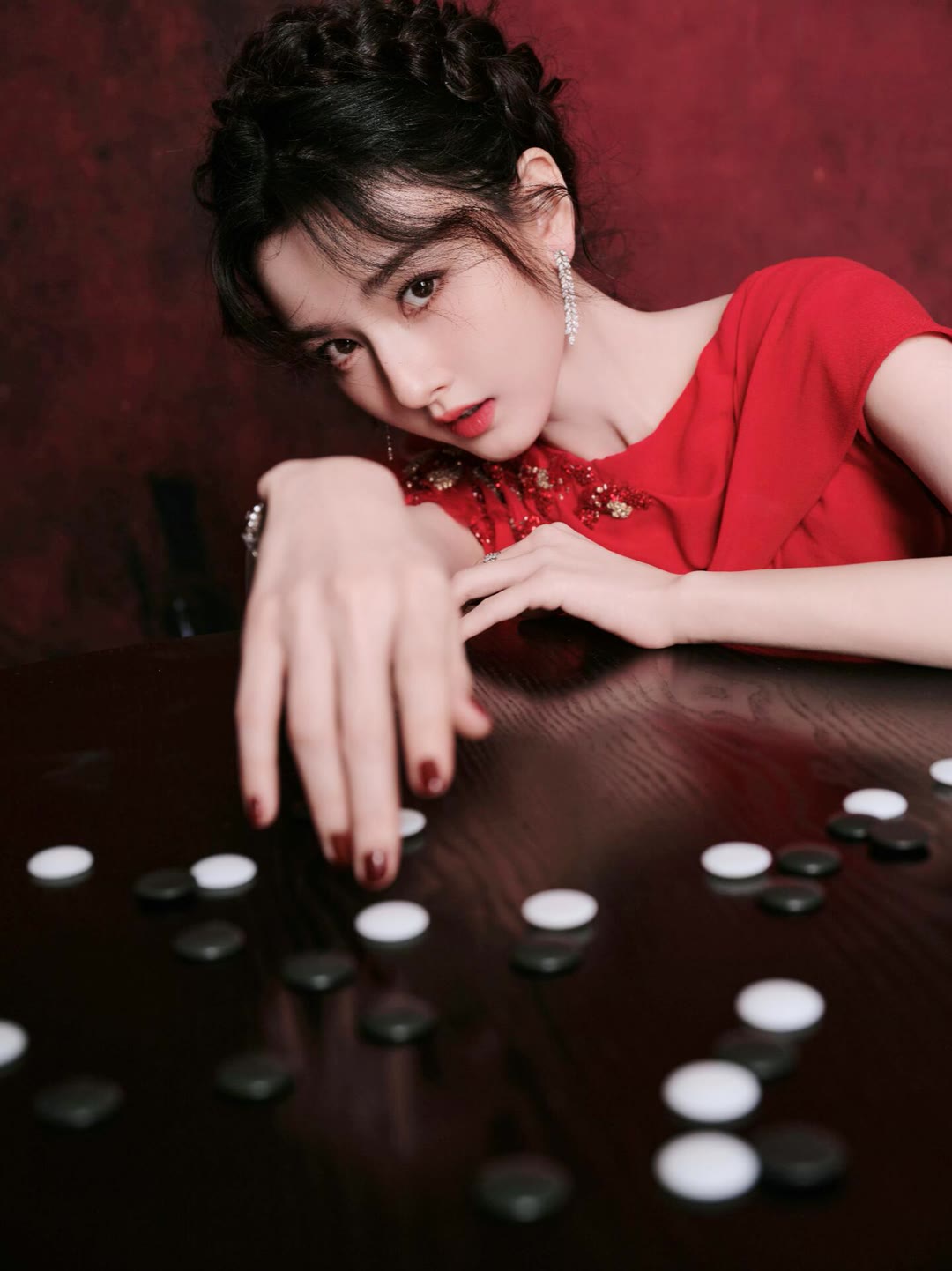 宋祖儿最新红裙造型,美上热搜预定