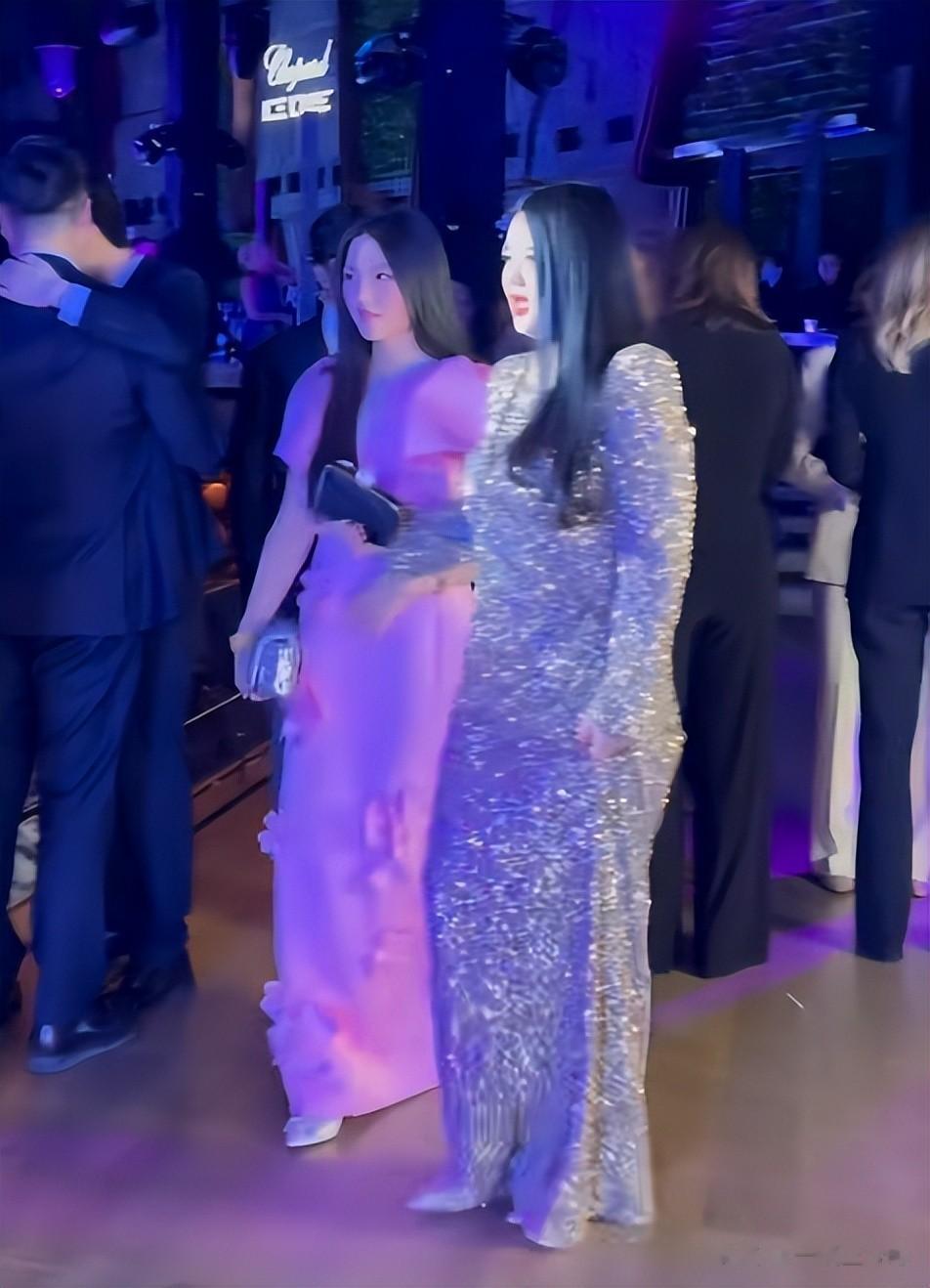 王诗龄何超莲同台现身，明明年纪最小，却被衬的又土又老