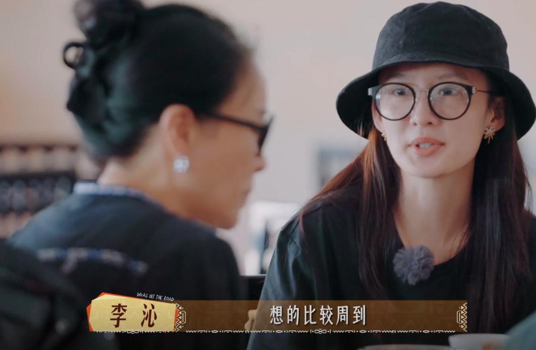 李沁节目公开评价张晚意的3个优点，对他的欣赏的眼神都溢出屏幕