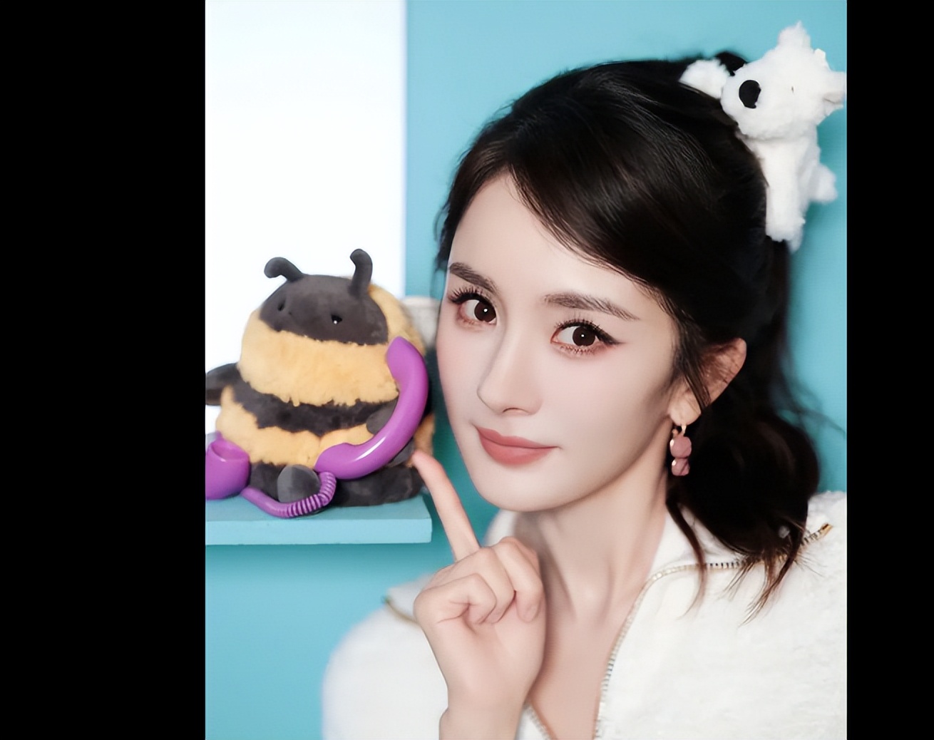 杨幂白色套装亮相，搭配小白狗发饰，颜值和身材并重！