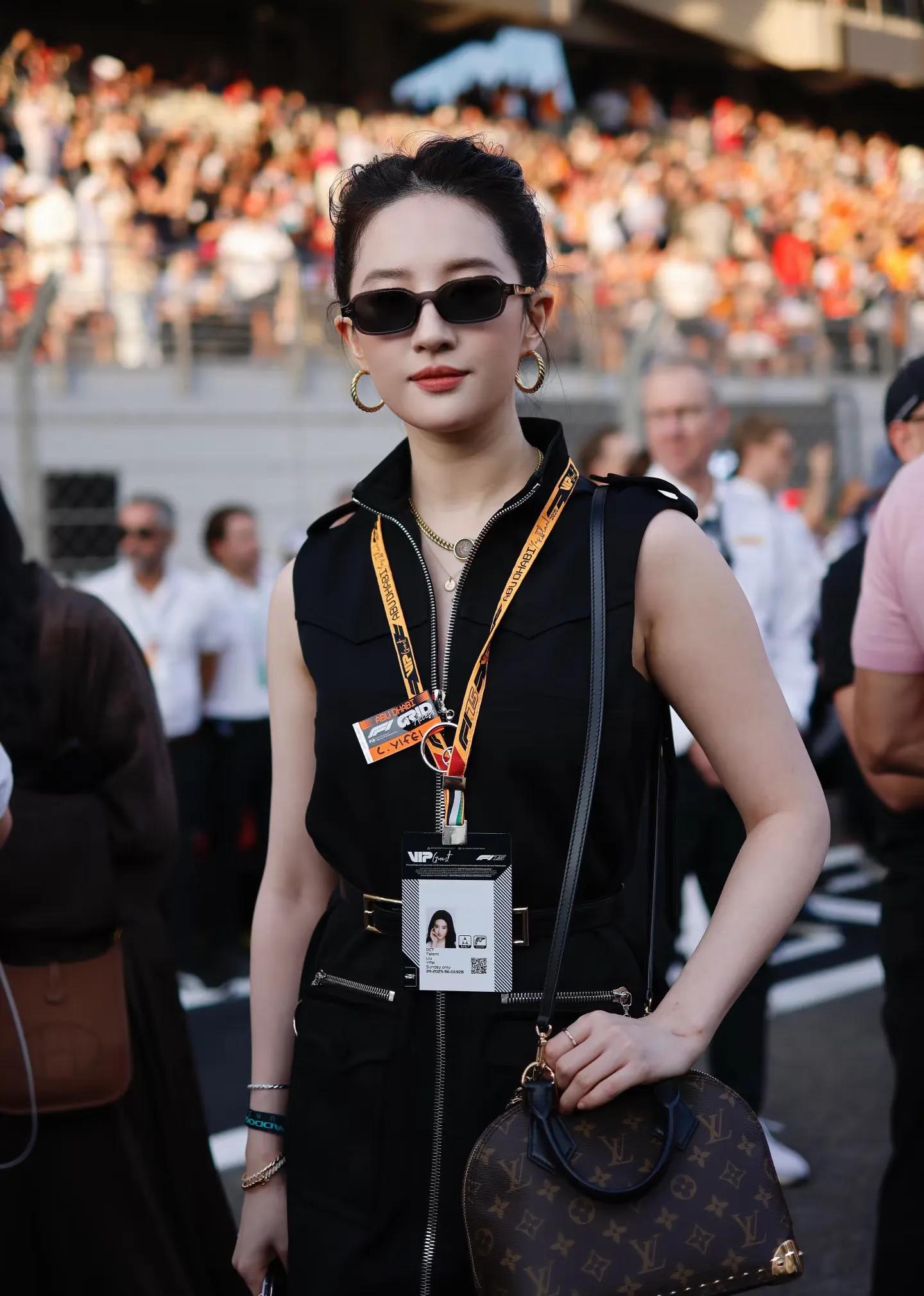 刘亦菲现身F1赛场，颜值依然惊艳，只是被颈纹和拜拜肉抢了镜