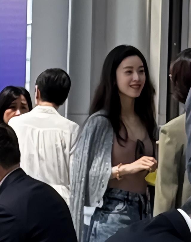 香港午宴暴露咖位:四太变成小透明,章泽天靠边站,C位无人敢争