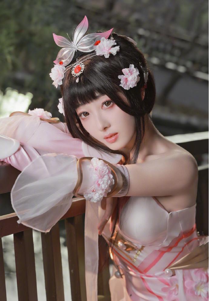 金鸡女神蒋梦婕，一袭华裙惊艳全场。