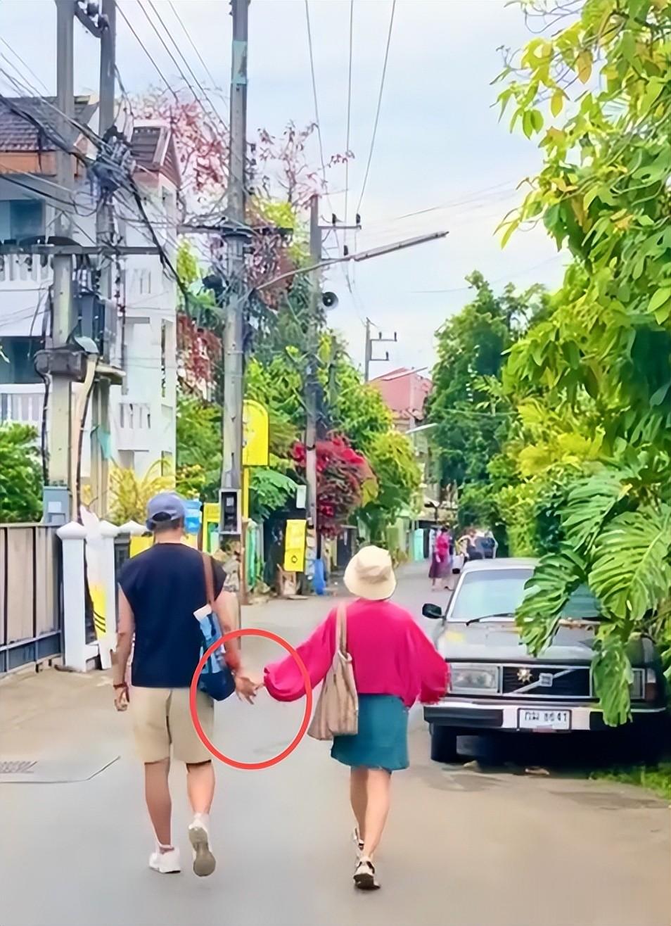 58岁李静飞清迈陪戴军过春节,两个人手牵手散步,相处更像夫妻