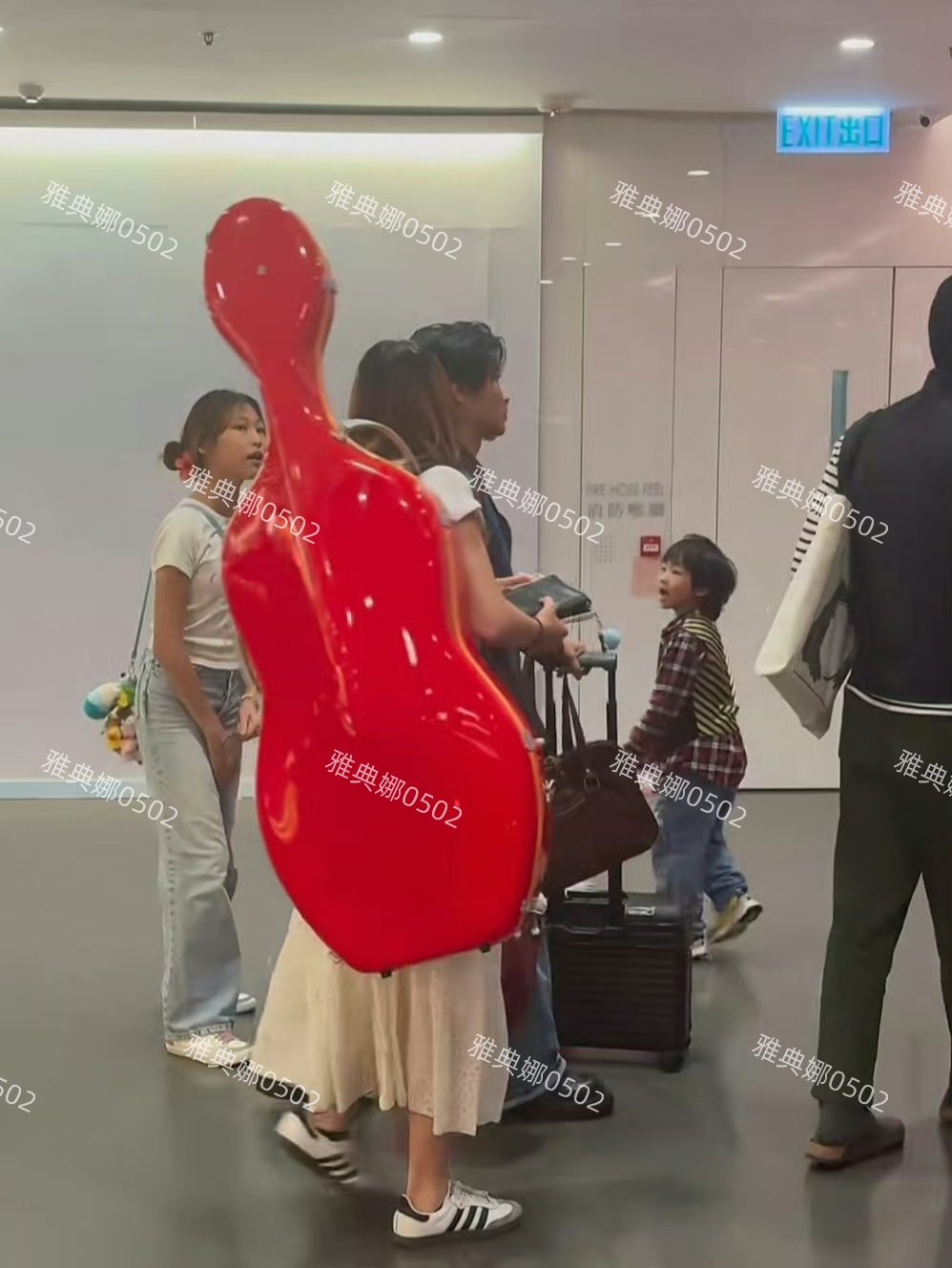 商场偶遇蔡少芬一家，大女儿不仅个子高背上的红色大提琴也很显眼