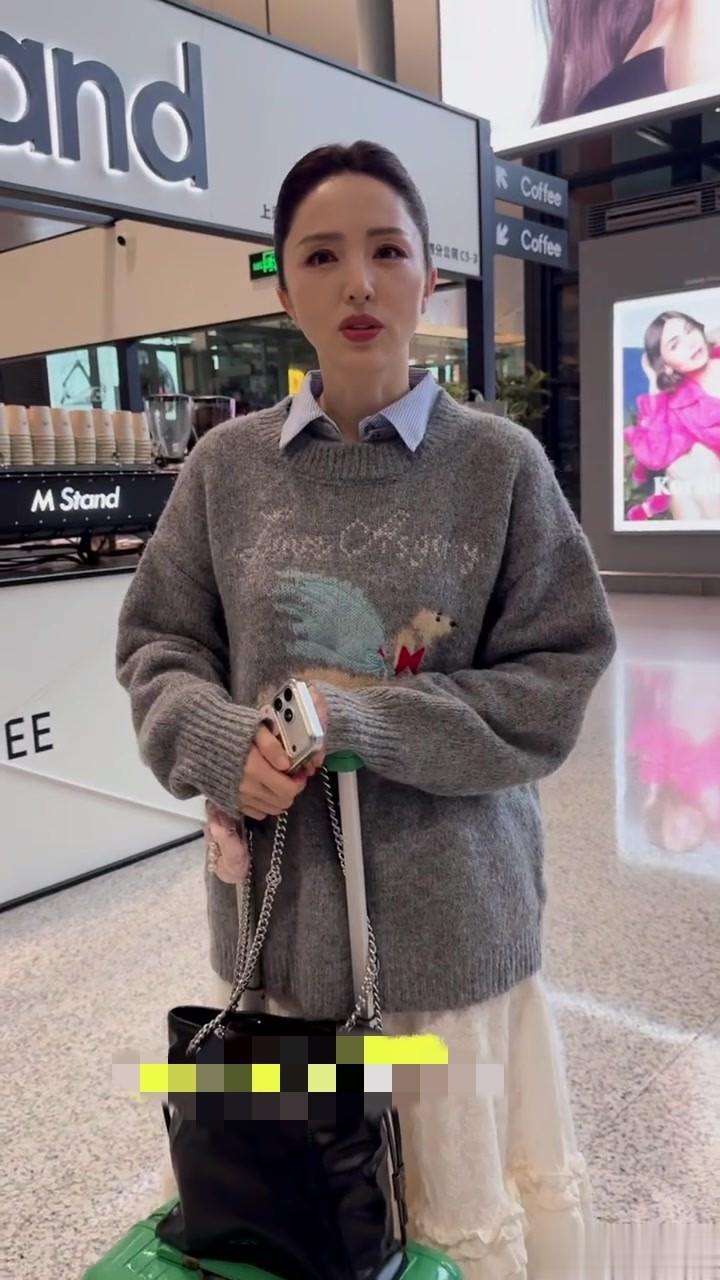董璇今日回京机场路透照，穿灰色卡通毛衣搭配半裙，妆容精致好美