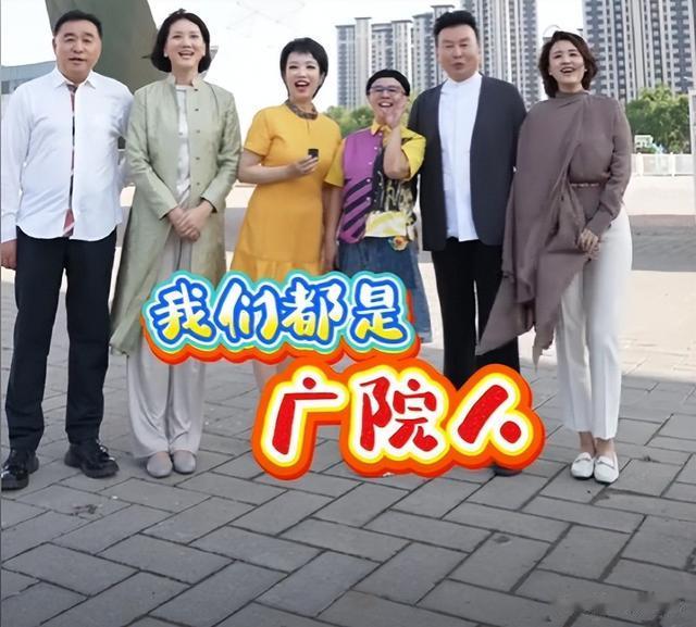 62岁李修平近照罕见曝光，退休后美到认不出，与屏幕前判若两人！