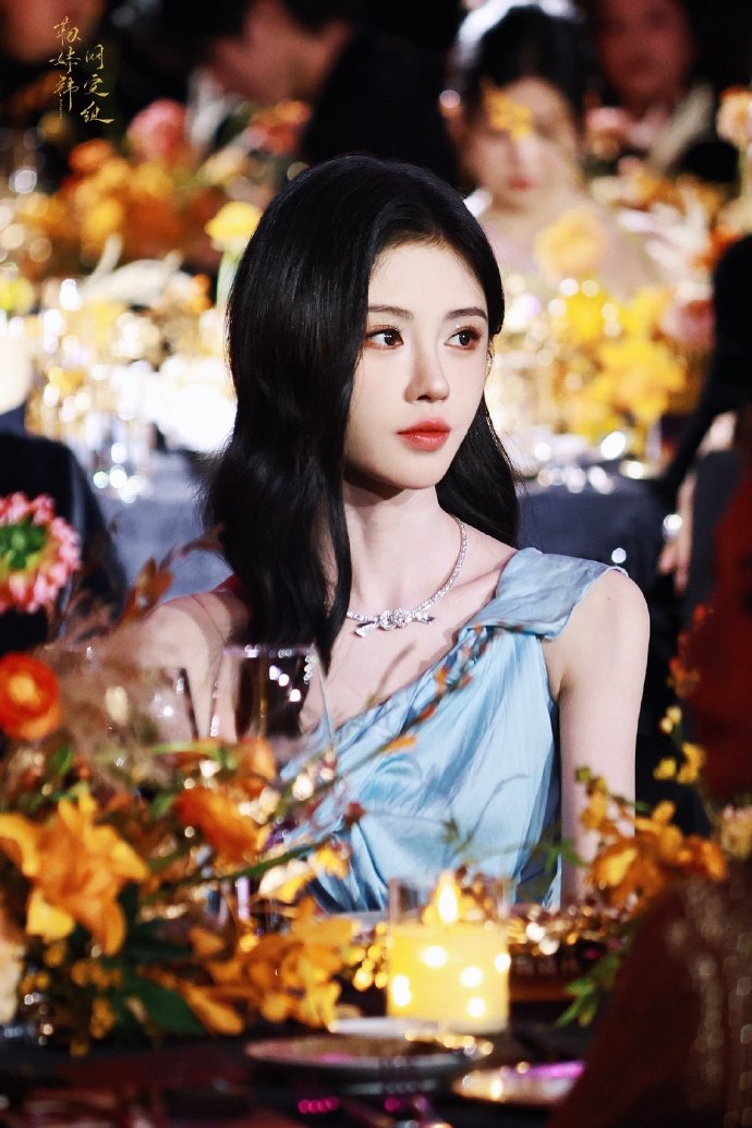 鞠婧祎全球首戴高定项链惊艳亮相！美貌暴击，优雅与萌态并存