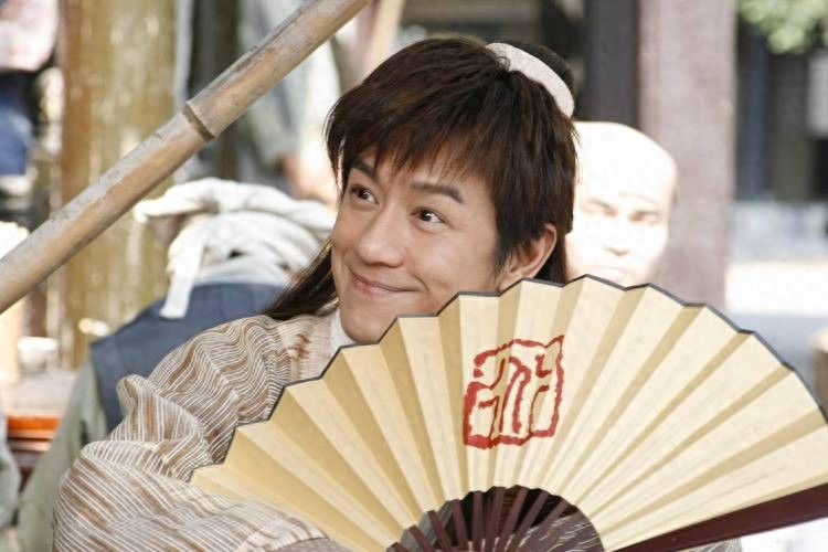 56岁陈浩民近照曝光，过度医美仍盖不住脸上的斑，皮肤差到不敢认