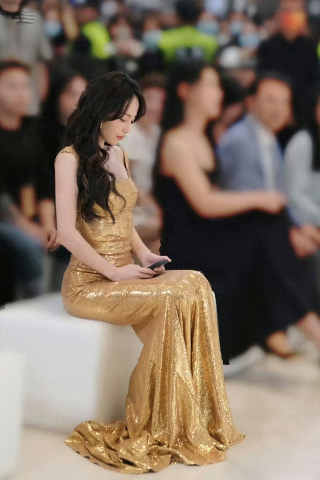 张嘉倪｜ 极致腰臀比