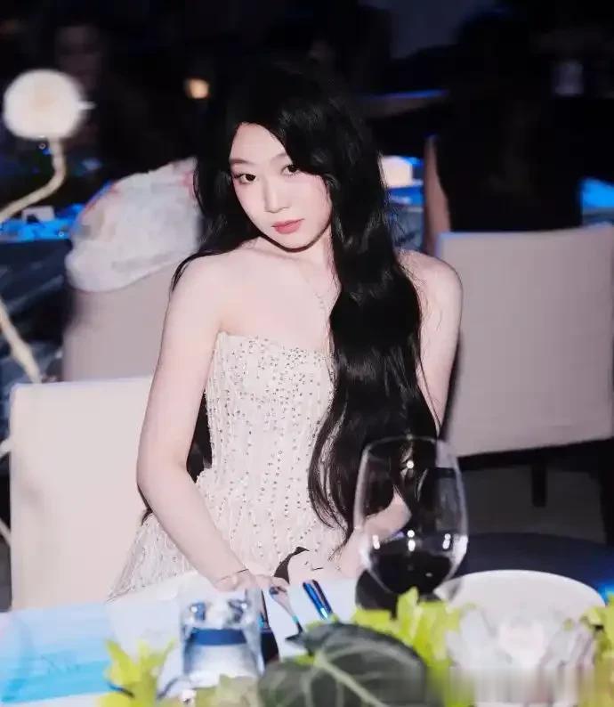 小沈阳女儿晒活动美照，穿抹胸裙配恨天高，高级脸养眼明星范超足