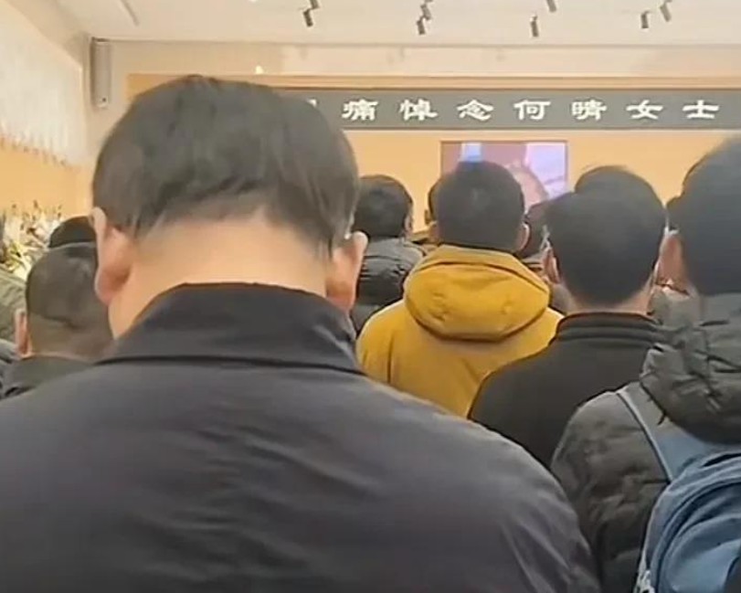 何晴告别式儿子露面！手捧骨灰，曝出临终细节惹泪目，廖京生现身