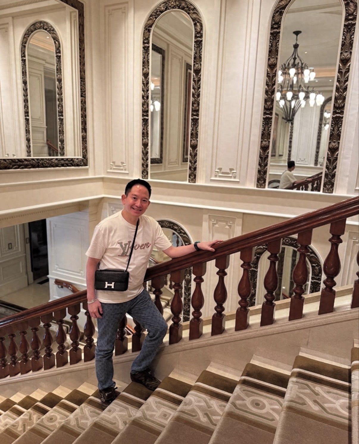 向太侄子台风天居家大扫除，客厅摆满收藏品值千万，包装盒堆成山